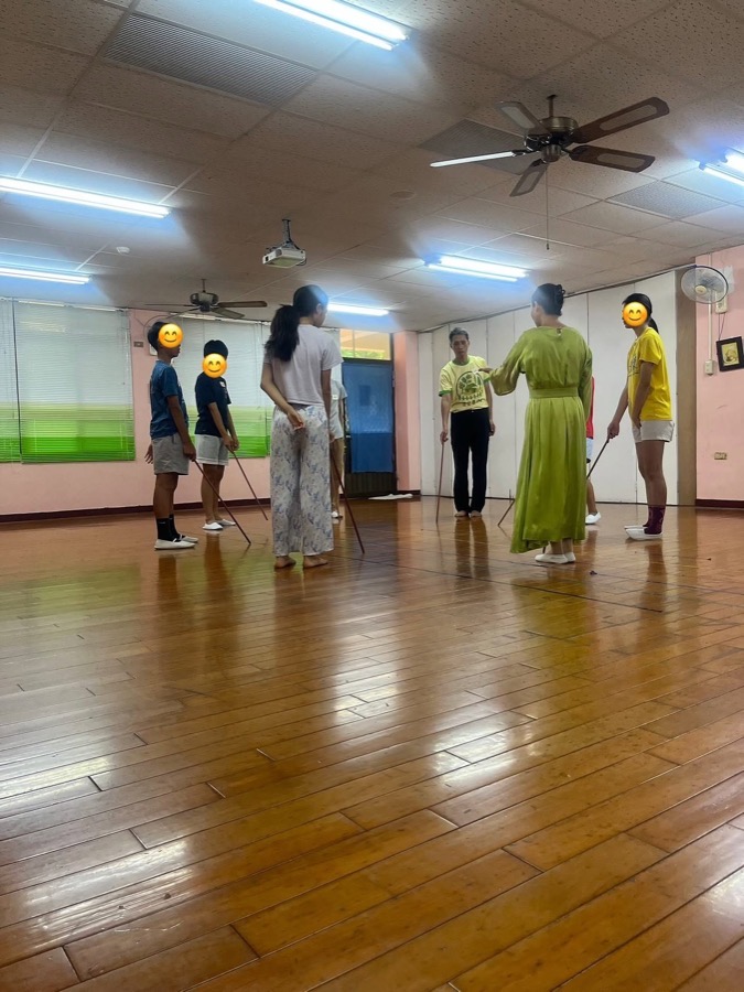 學員手持銅棒站成一圈,老師在中間引導